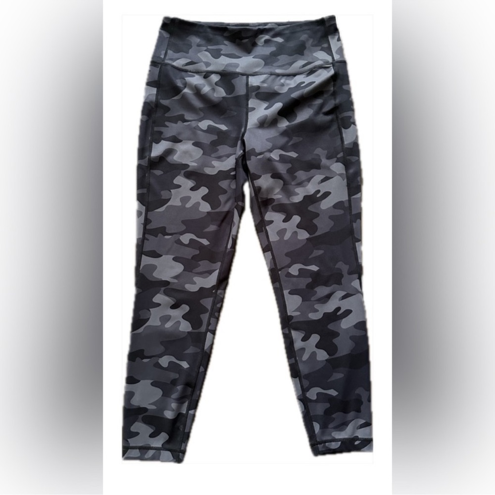 LOLE 3/4 length camouflage leggings tights Size Large Lolë
